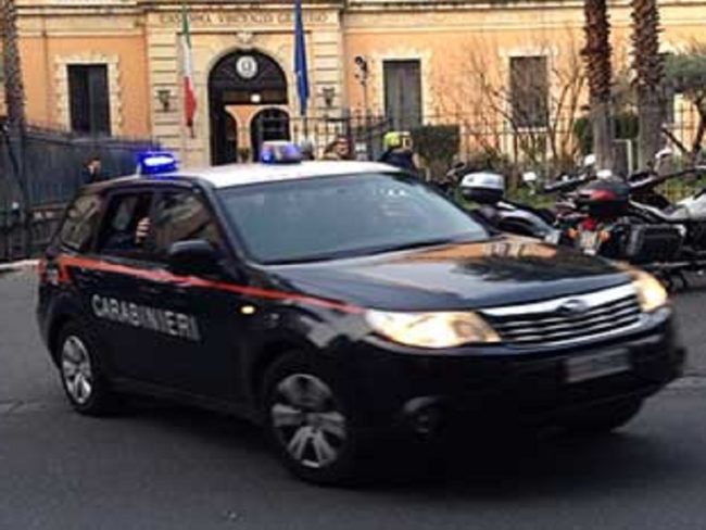 Catania, 43enne insulta e tortura la vicina di casa: “Apri la porta che ti ammazzo!”