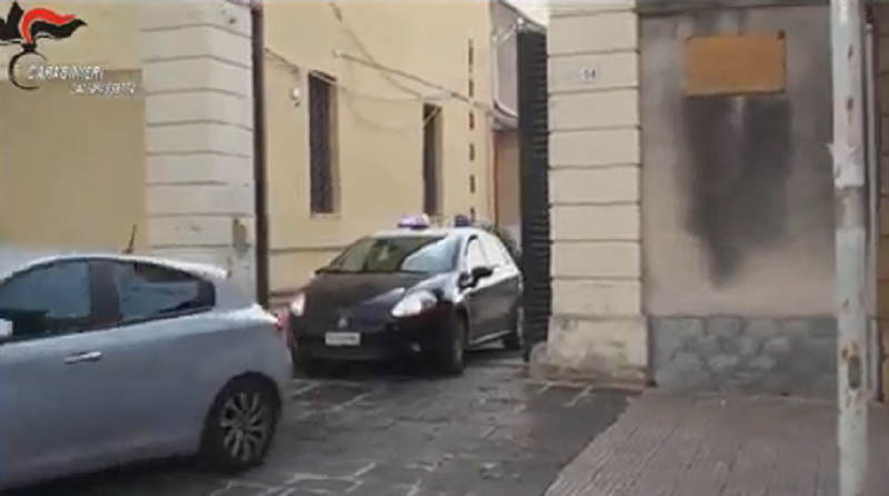 Riciclaggio di preziosi rubati in appartamenti: 5 arresti nella famiglia Raimondi – NOMI e VIDEO
