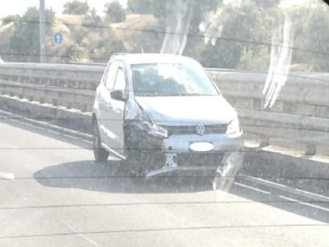 Catania, scontro tra due auto vicino al Centro Sicilia: un ferito, polizia sul posto