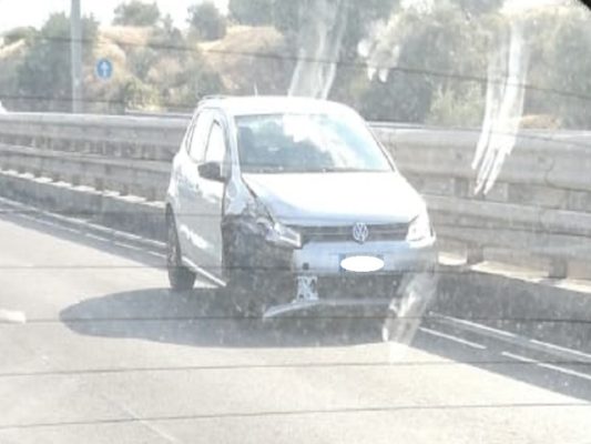 Catania, scontro tra due auto vicino al Centro Sicilia: un ferito, polizia sul posto