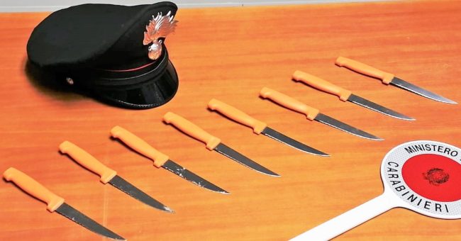 Ubriaco tenta di strangolare e sfregiare con coltello da cucina la compagna: 37enne arrestato nel Catanese