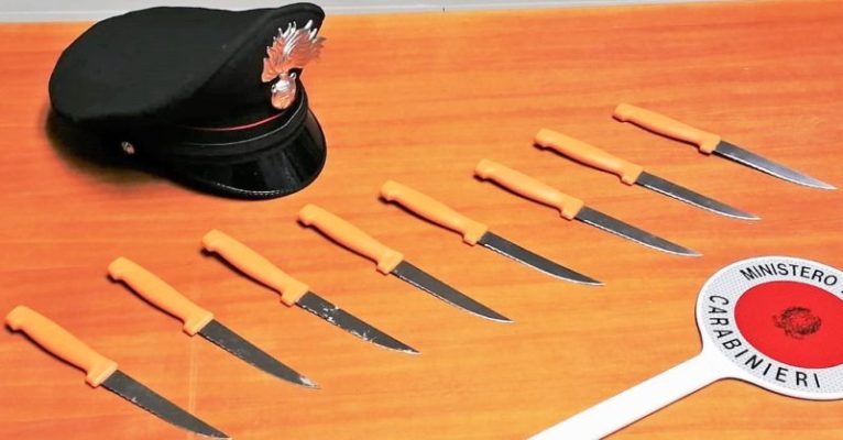 Ubriaco tenta di strangolare e sfregiare con coltello da cucina la compagna: 37enne arrestato nel Catanese