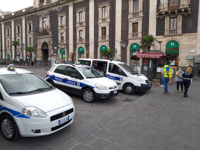 Spiagge, movida e ponte del 2 giugno: scatta l’allerta assembramenti. Catania e Palermo “blindate” da posti di blocco