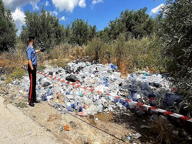 Rifiuti lasciati vicino casa e allaccio abusivo alla rete elettrica: arrestata coppia nel Catanese