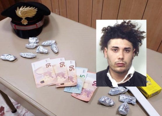 Pusher del Catanese beccato in auto con marijuana e soldi dello spaccio: arrestato