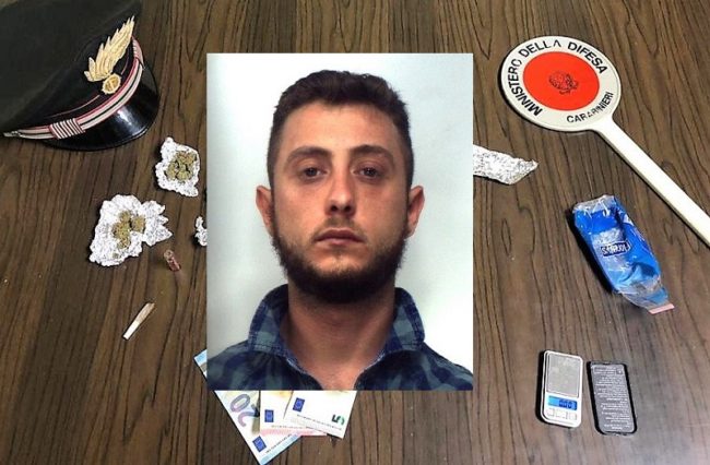 Vede i carabinieri in via Luigi Capuana e scappa. La perquisizione “smaschera” il crimine: arrestato catanese