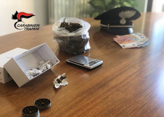 Piccoli spacciatori crescono. Minorenni tra droga e soldi: un arresto e una denuncia
