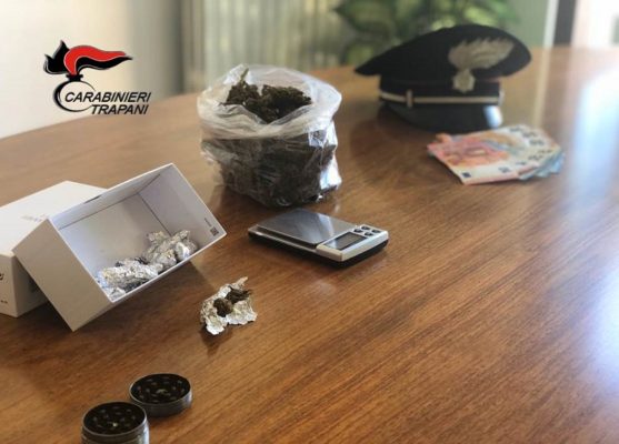 Piccoli spacciatori crescono. Minorenni tra droga e soldi: un arresto e una denuncia Piccoli spacciatori crescono. Minorenni tra droga e soldi: un arresto e una denuncia