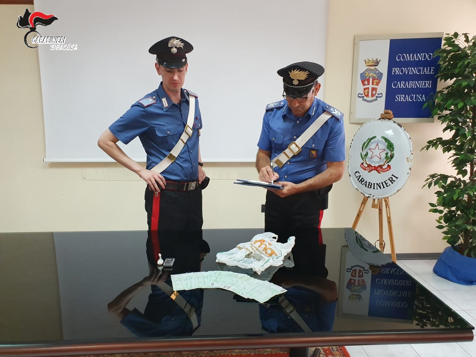 Beccato con in casa cocaina nascosta in un barattolo di vetro: arrestato 42enne