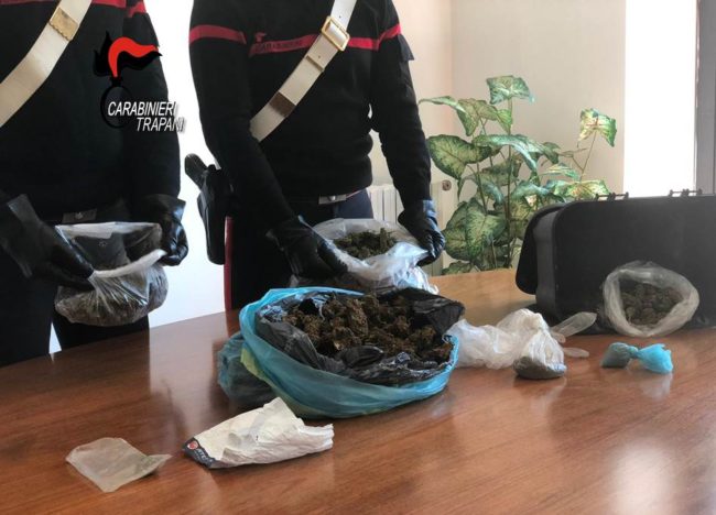 Contrasto allo spaccio, deteneva un chilo di marijuana in casa: arrestato 45enne