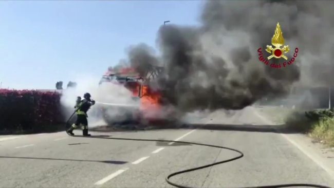 Si incendia un tir, enorme colonna di fumo nero