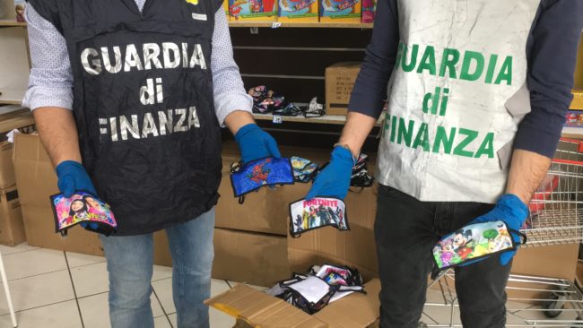 Maxi sequestro della Finanza in un negozio cinese di Misterbianco: sequestrate mascherine dannose per i più piccoli