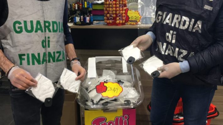 Mascherine non sicure e articoli contraffatti nel Catanese: sequestrati oltre 22mila prodotti, denunciato titolare
