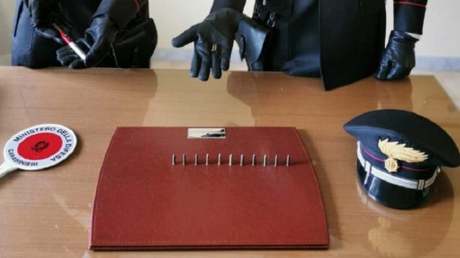 Pastore con un’arma clandestina nella tracolla finisce in manette