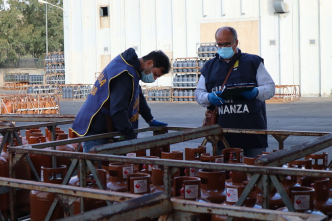 Operazione “Fuga di gas”, frode in commercio: sequestrate oltre 15mila bombole. Denunciati due catanesi