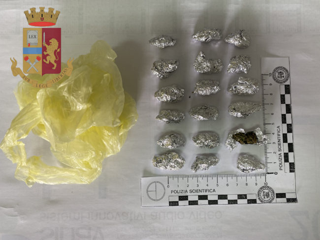 Arriva da Catania dicendo di essere stato dall’ortopedico ma nascondeva droga in auto: 24enne denunciato