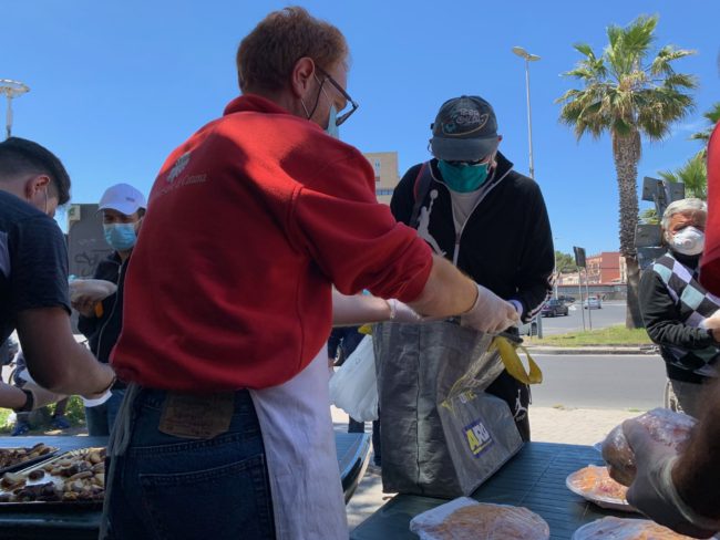 Solidarietà a Catania, la Caritas Diocesana distribuisce giornalmente panini e piatti caldi all’Help Center