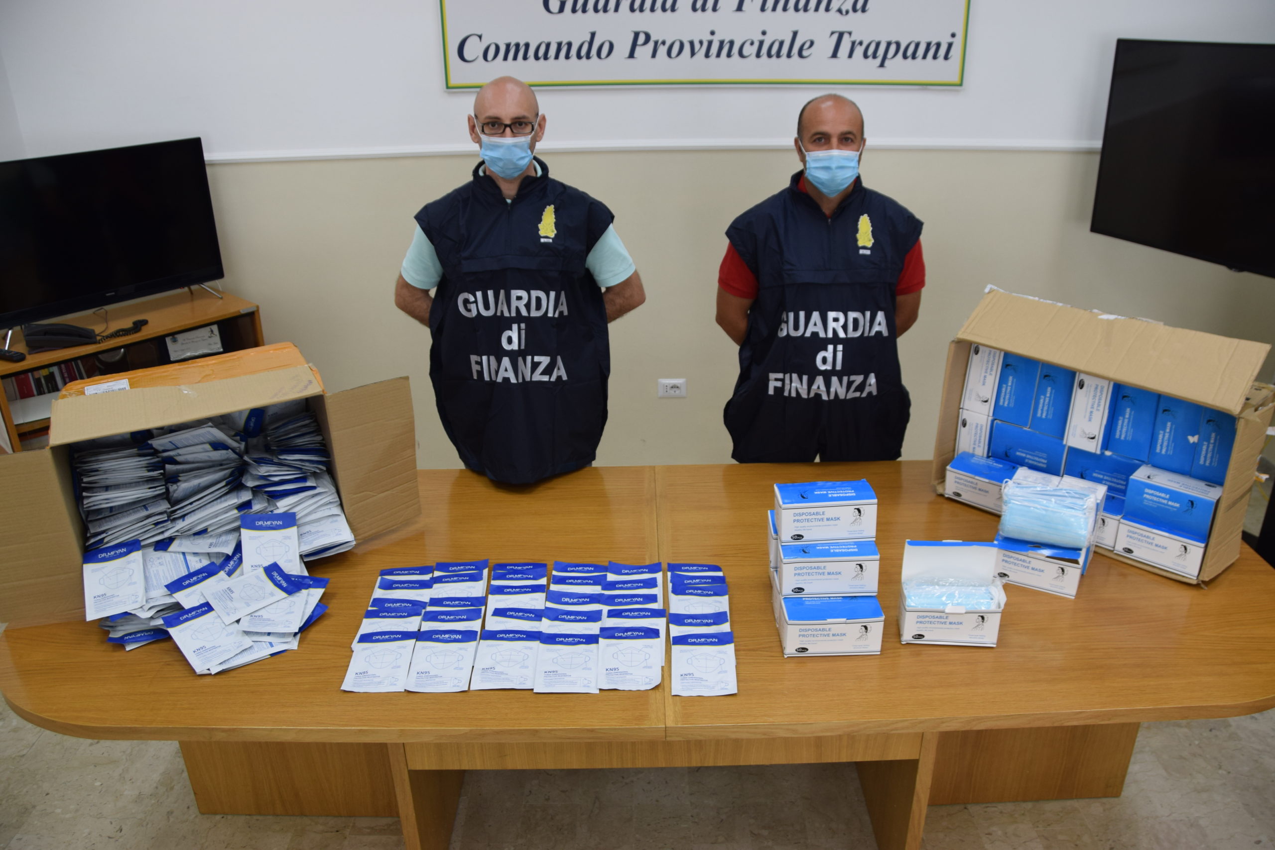 Vendeva mascherine con falsa certificazione di idoneità a 8 euro l’una: maxi sequestro di 10mila dispositivi di protezione