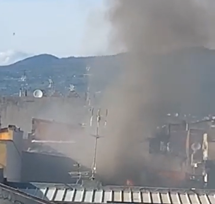 Paura nel Catanese: incendio nella terrazza di una palazzina – FOTO