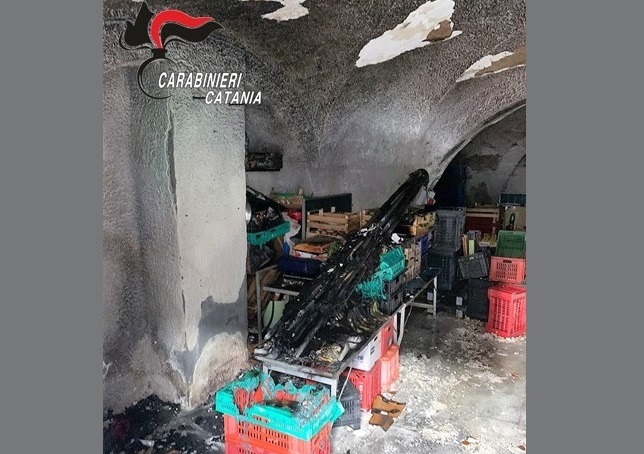 Scene folli alla fiera di Catania: litiga con gli altri soci, dà fuoco alla postazione e si autodenuncia