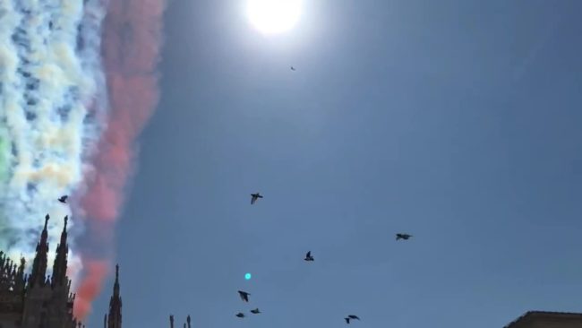 Le Frecce Tricolori sorvolano Piazza del Duomo a Milano