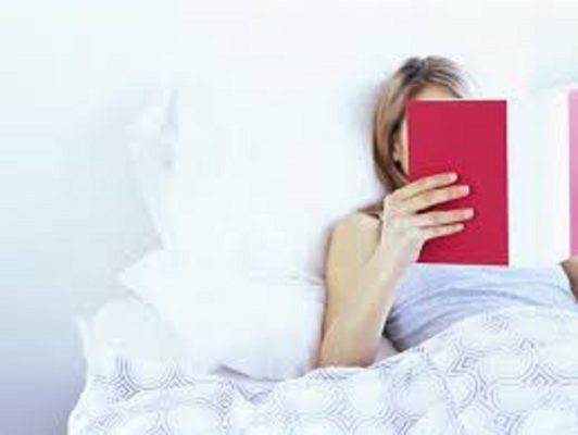 Leggere la sera concilia il sonno: i benefici di un buon libro prima di addormentarsi