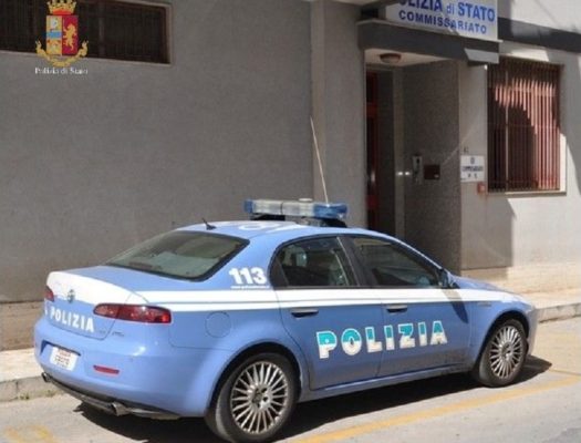 Danneggia portoncino d’ingresso di un’abitazione, all’arrivo degli agenti aggredisce anche loro: arrestato