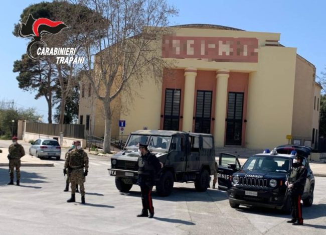 Marijuana nel borsello, perquisito e denunciato giovane pusher: coinvolto 29enne