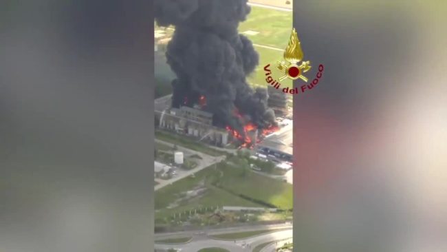 Incendio in azienda chimica a Marghera