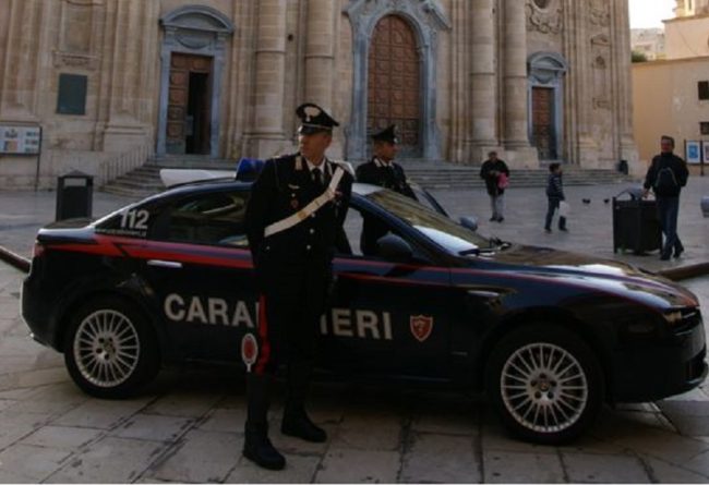 Viavai sospetto in casa, marijuana lanciata dalla finestra alla vista dei carabinieri: in manette 42enne