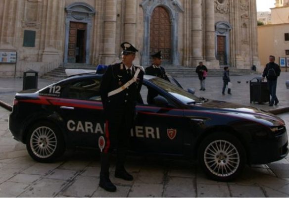 Viavai sospetto in casa, marijuana lanciata dalla finestra alla vista dei carabinieri: in manette 42enne