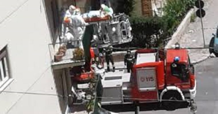 Obeso e con problemi respiratori, intervento in autoscala dei pompieri per salvare un uomo