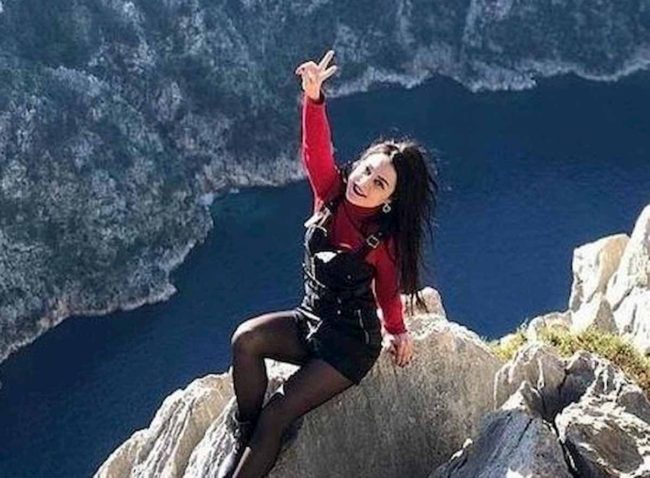 Fine quarantena in Turchia, 31enne “festeggia” con un’amica: scivola dalla scogliera e muore