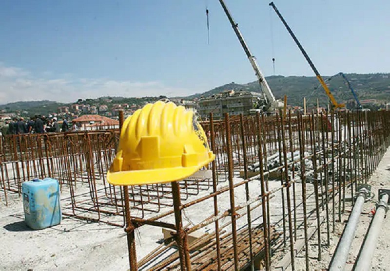 Catania, lavori di fronte il Commissariato: manovale senza dispositivi di sicurezza