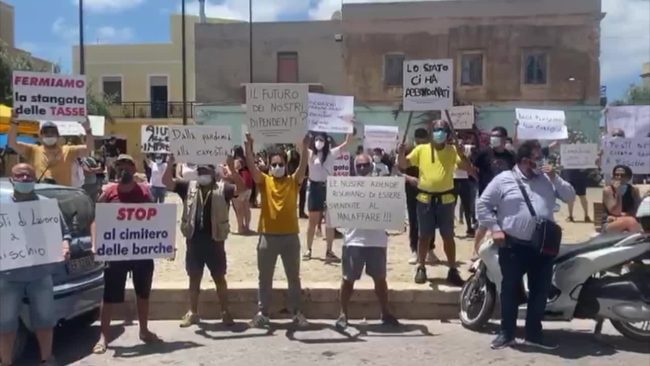 Lampedusa scende in piazza contro la crisi