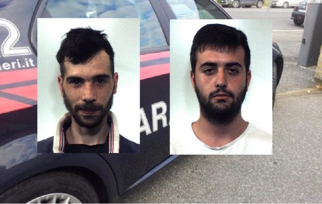 Bloccati nel Catanese mentre vendevano droga a un 16enne in auto: arrestati 2 pusher