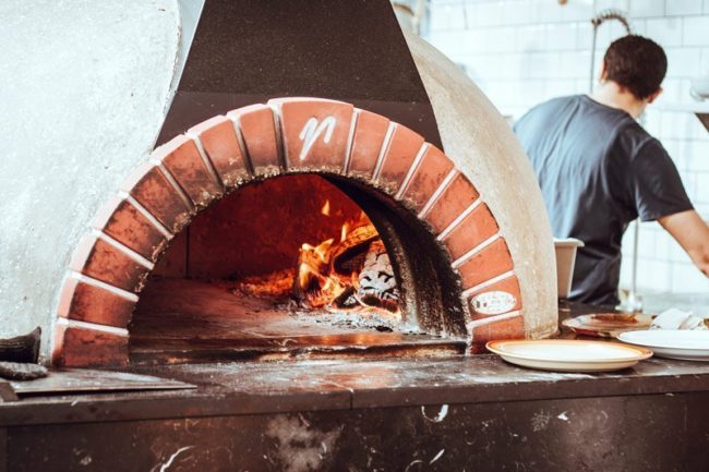 Sorpreso a bruciare rifiuti speciali all’interno del forno della pizzeria: denunciato titolare