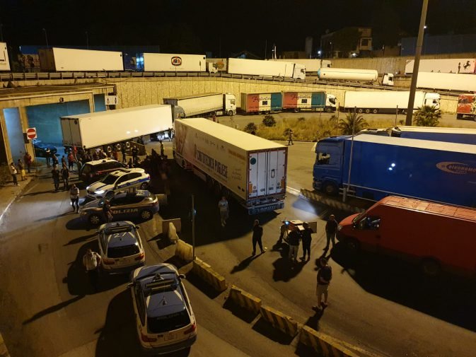 Momenti di tensione agli imbarchi di Tremestieri, autista impedisce accesso al porto ai camion