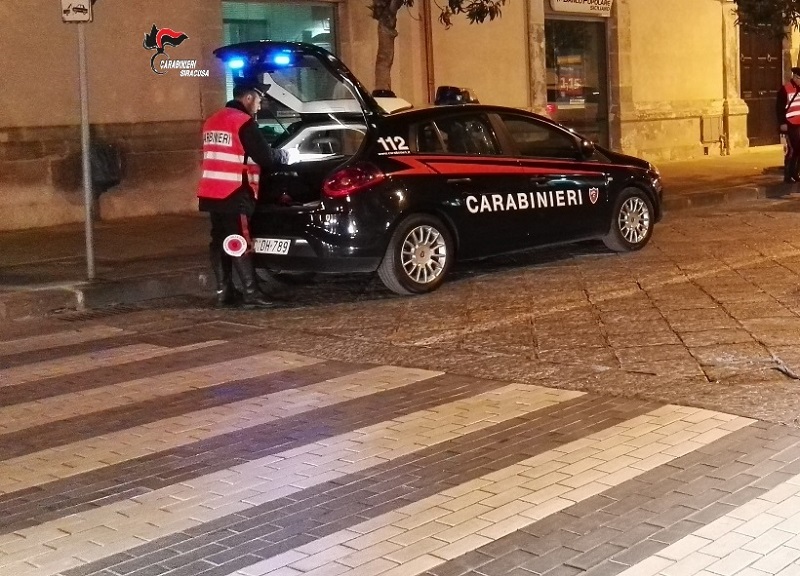 Centro storico assalito da spacciatori e assuntori di droga: pioggia di sanzioni anche in strada