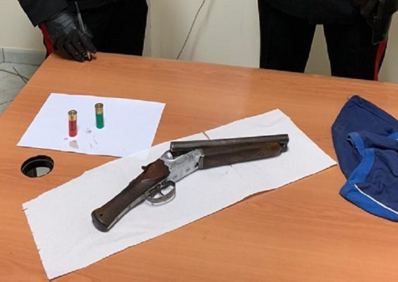 Carabinieri ritrovano fucile con matricola abrasa in campagna: arma sequestrata