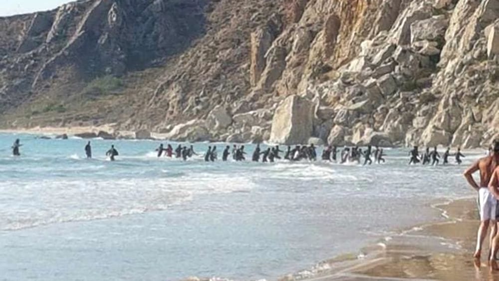 Shock in spiaggia, nave “fantasma” lascia migranti e scompare: 400 extracomunitari in fuga