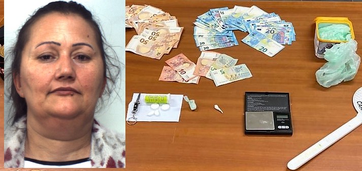 Cocaina, soldi e via vai di giovani in una abitazione del Catanese: arrestata per spaccio una donna