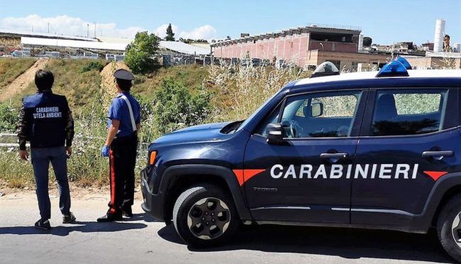 Sequestrata discarica abusiva nel Catanese: cumuli di rifiuti raccolti in buche, anche eternit