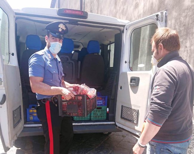 Controlli in piazza Dante, venditore ambulante senza licenza: multa di oltre 3mila euro e merce sequestrata