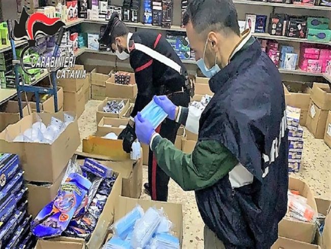 Catania, circa 15mila mascherine senza marchio CE e certificazione sanitaria: denunciato 37enne