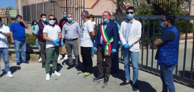 Migranti in quarantena protestano, in 20 fuggono dall’hotspot