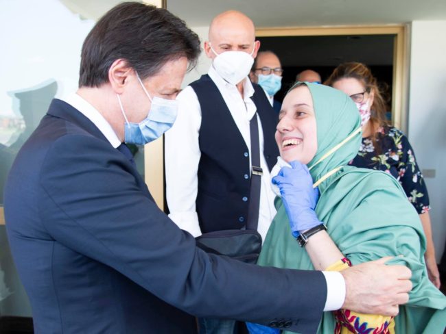Silvia Romano rientra in Italia, lunghissimi abbracci e sorrisi nascosti dalle mascherine – VIDEO