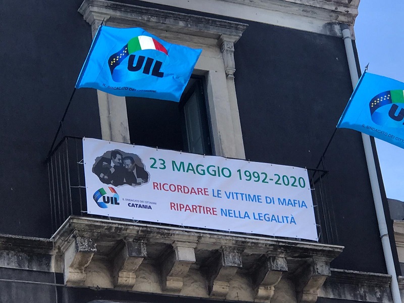 Commemorazione strage di Capaci: striscioni sui balconi della Uil di Catania – FOTO
