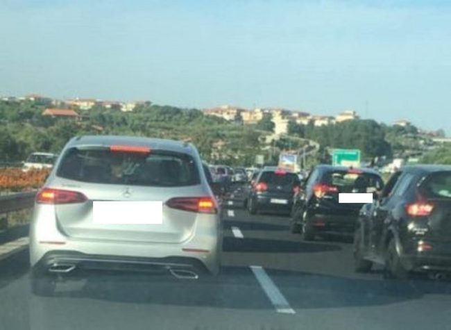 Incidente sulla Tangenziale di Catania, auto “vola” sul guardrail: un ferito al Policlinico, code per 3 Km