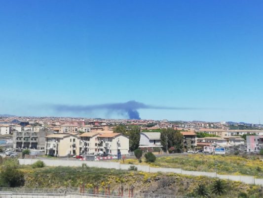 Terrore nel Catanese. Autodemolizione in fiamme, esplodono le auto: coltre di fumo nero – VIDEO